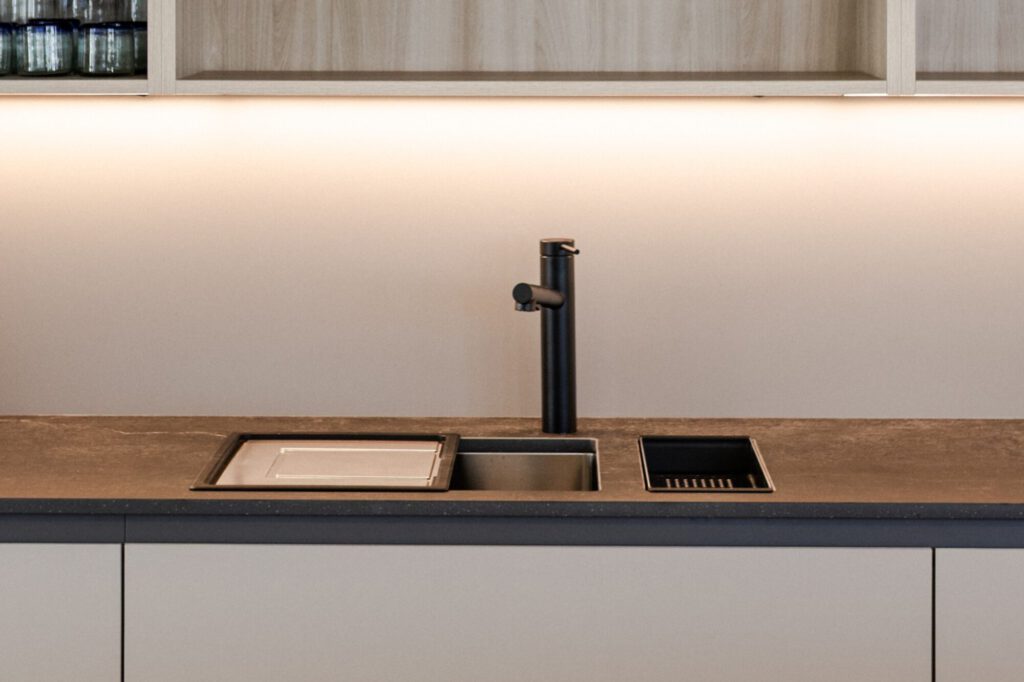 Große moderne Küchenspüle mit Armatur in einer individuell geplanten Küche