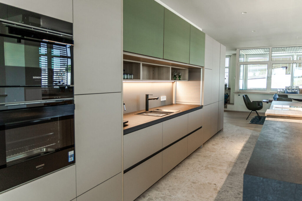 Moderne Küche mit Kücheninsel – Küchenplanung im Neubau