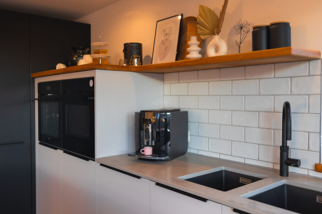 Ergonomisch geplante Küche mit erhöhtem Backofen und großzügiger Arbeitsfläche