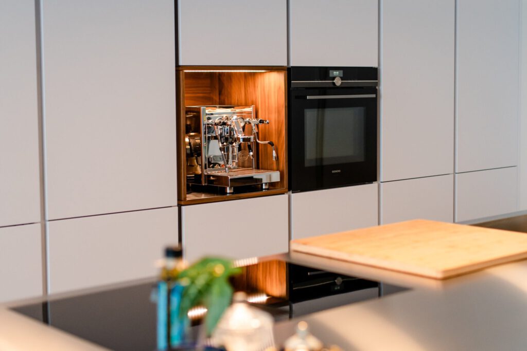 Moderne Küche mit ergonomisch eingebauten Backöfen und Elektrogeräten
