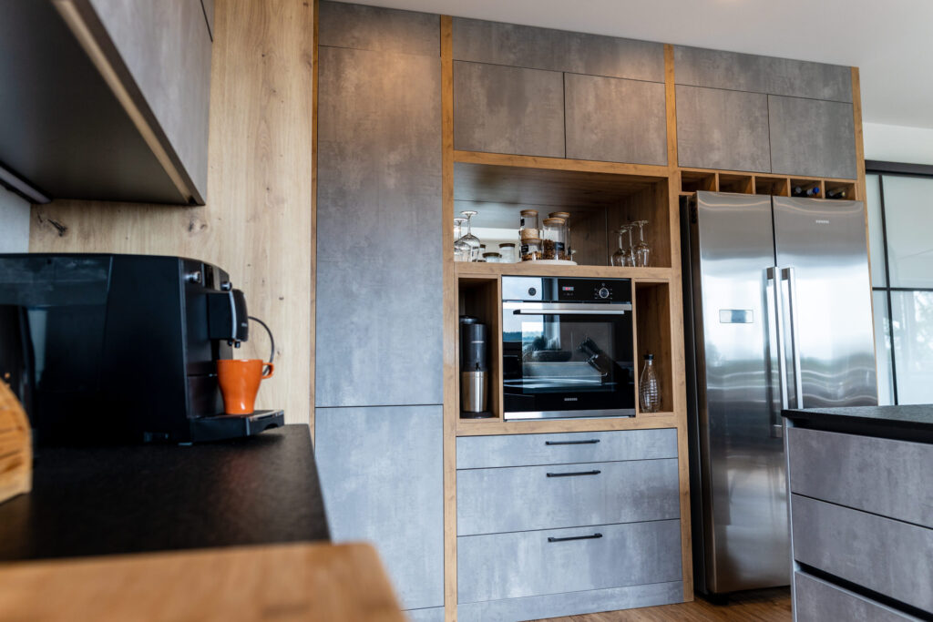 Kleine moderne Küche mit deckenhohen Schränken und viel Stauraum
